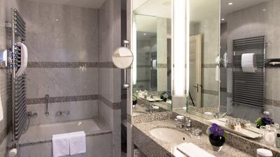 Deluxe Room Bathroom