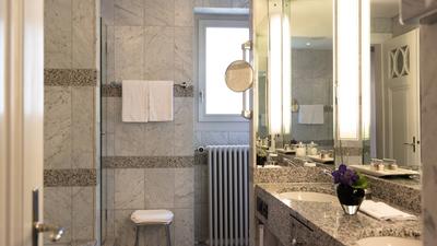 Deluxe Suite Bathroom