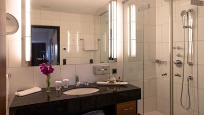 Junior Suite Deluxe Bathroom