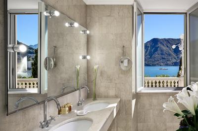 Deluxe Palace Room Bathroom