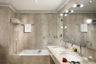 Superior Palace Room Bathroom