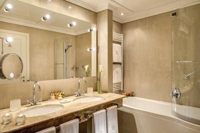 Deluxe Executive Lake View Bathroom