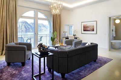 WU Residence with Lake View
