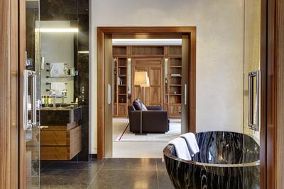 Deluxe Residence with Lake View