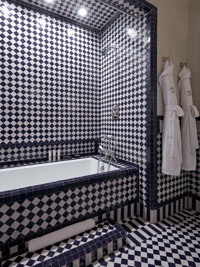 Superior King with Soaking Tub