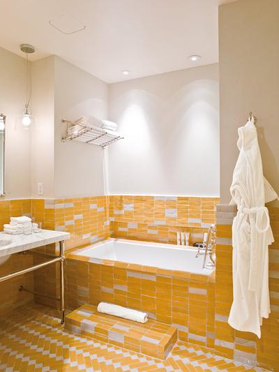 Courtyard King with Soaking Tub
