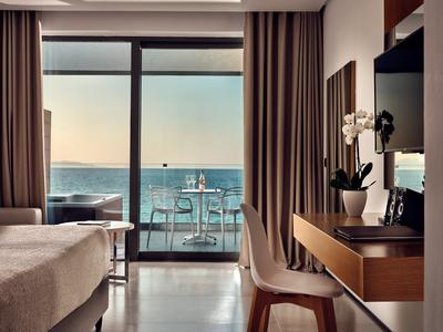 Spa Suite Sea View Outdoor Jetted Tub