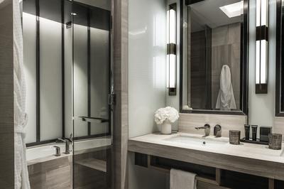 Four Seasons Park-View Suite