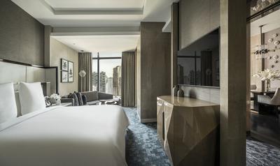 Four Seasons Park-View Suite