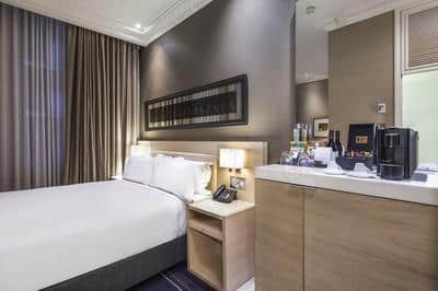 1 Queen Bed Classic