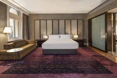 1 King Bed 1 Bedroom Iconic Suite