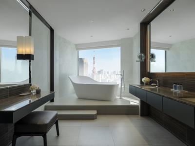 4 Single Beds 2 Bedroom Miyabi Suite Club Bathroom