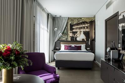 1 Queen Bed Standard Sofa Bed