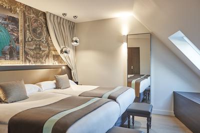 2 Bedroom Suite 1 Queen Bed and 2 twin beds Sofa Bed