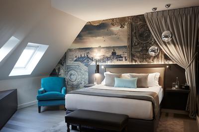 2 Bedroom Suite 1 Queen Bed and 2 twin beds Sofa Bed