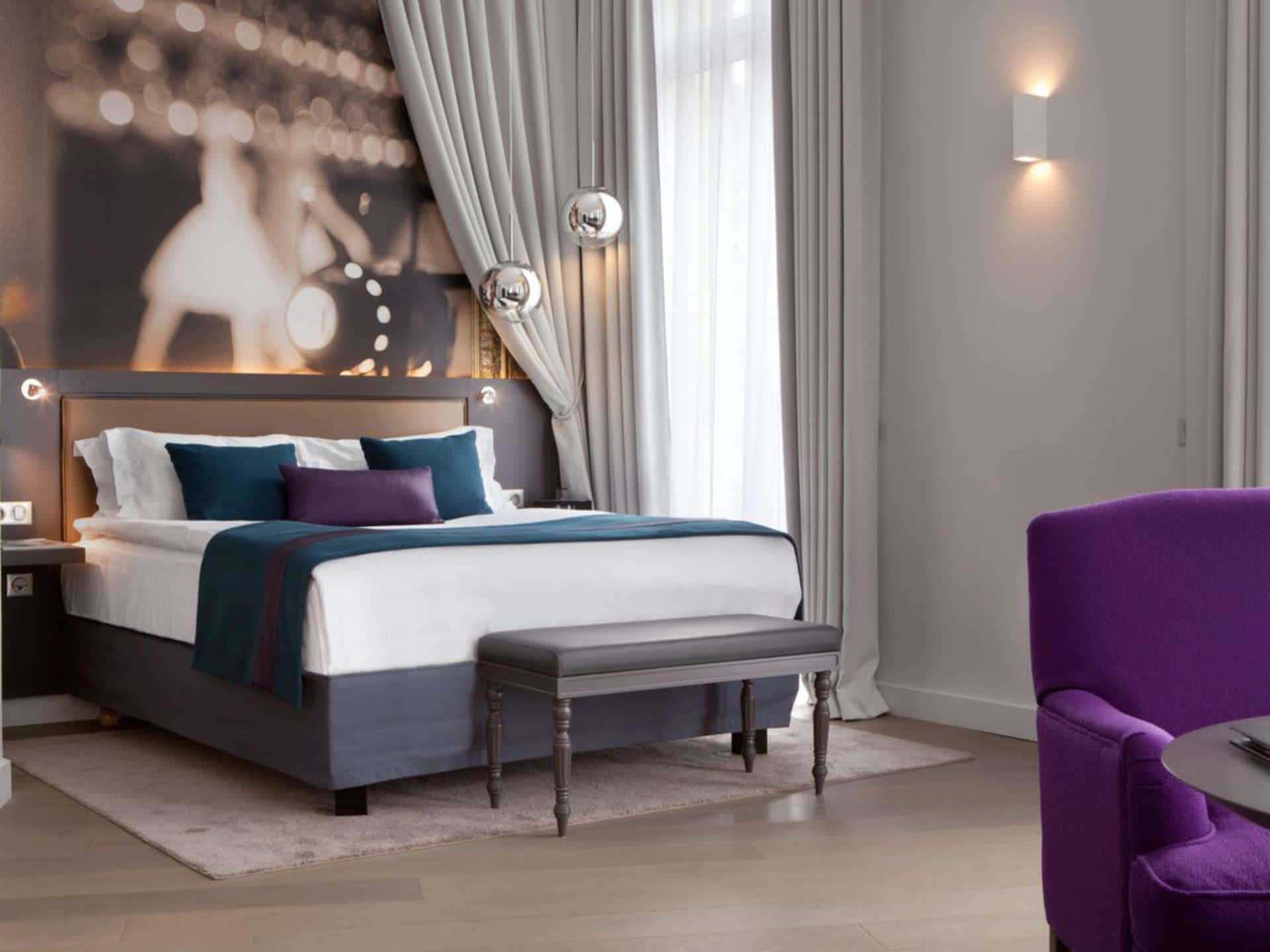 1 Queen Bed Suite Sofa Bed