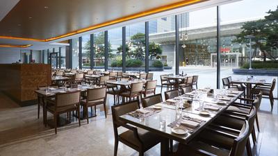 Grand Kitchen