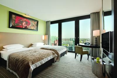 2 Twin Beds with View