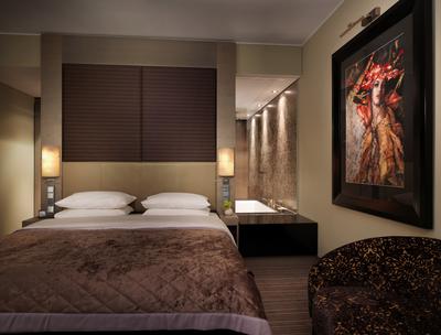 1 King Bed with Club Access