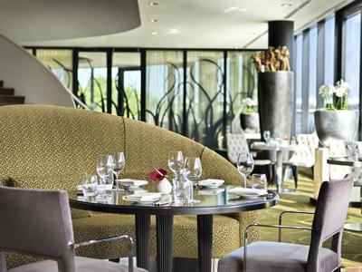Eating & Drinking - DUSSE_P308_DOX_restaurant