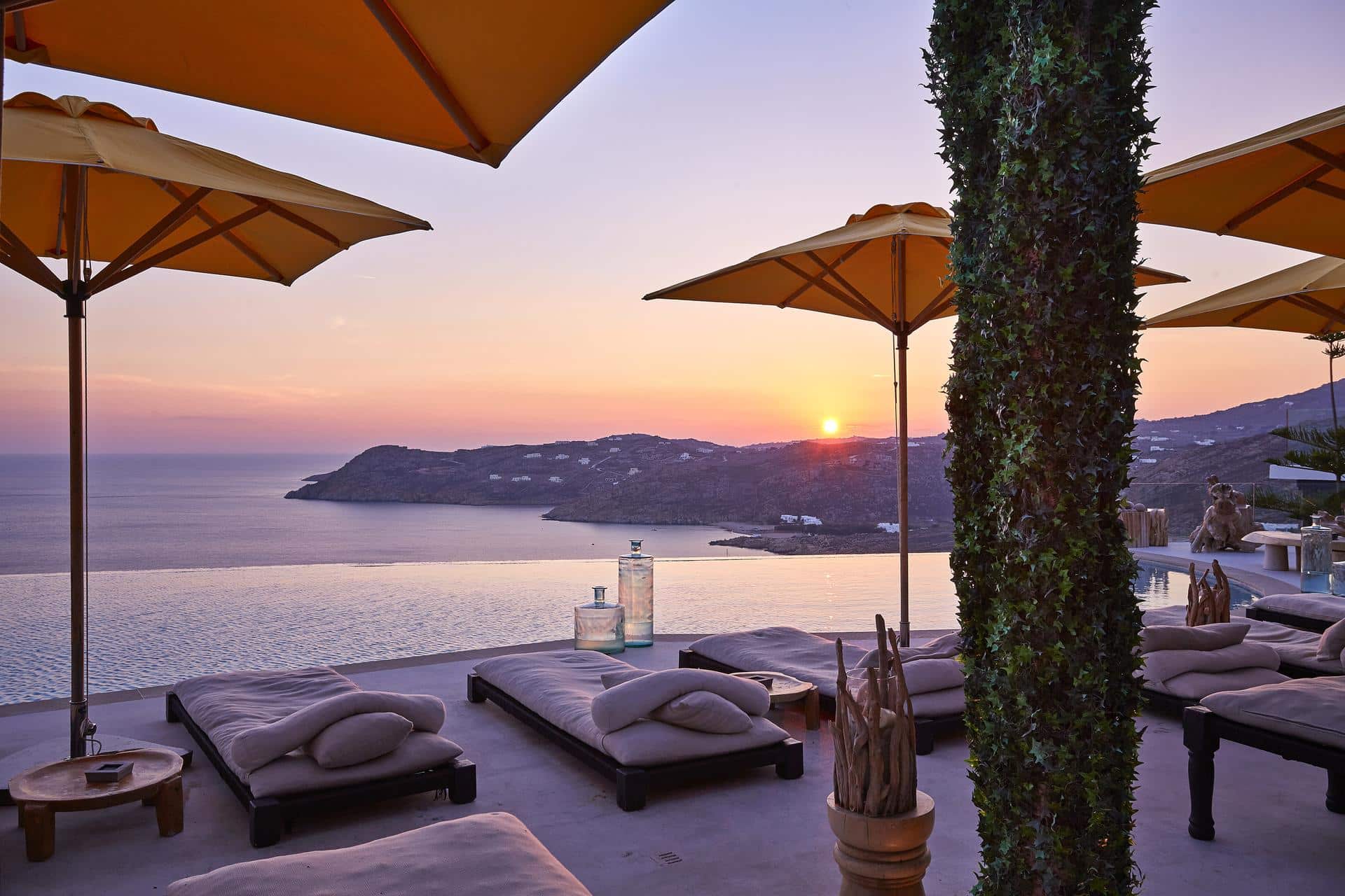 Grand Majestic Retreat with Outdoor Jacuzzi