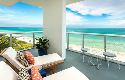 1 King Bed Ocean Front with Lounge Deck