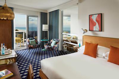 1 King Bed Ocean Front with Lounge Deck