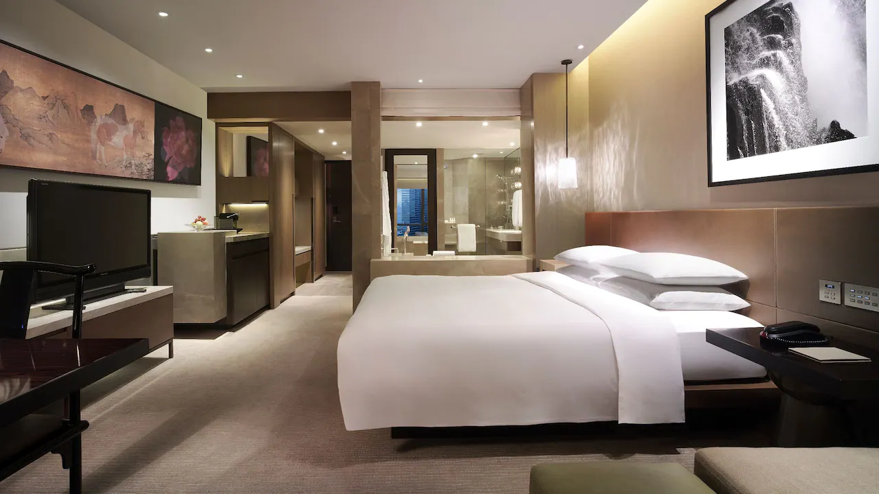 1 King Bed with Club Access