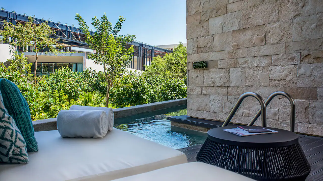 Swim Up with Two Queen Beds & Club Access