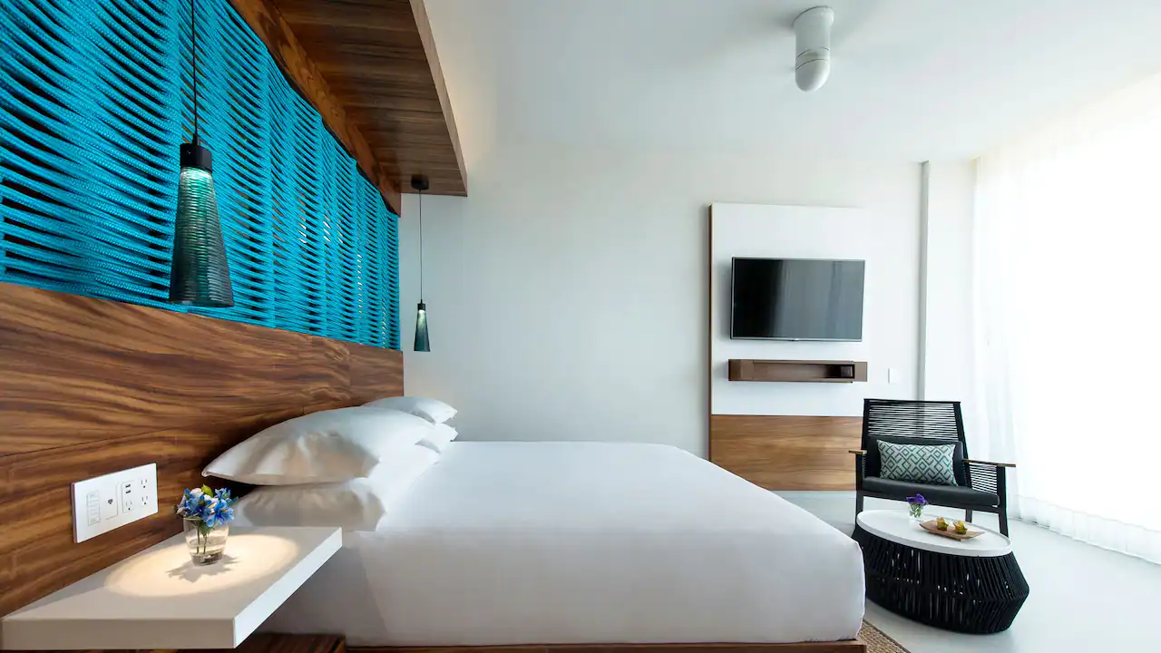 King Bed & Club Access