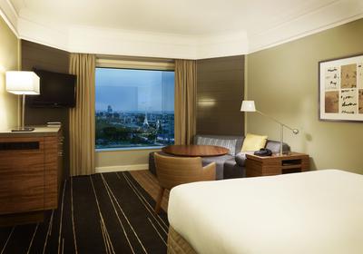 1 King Bed with River View and Club Access