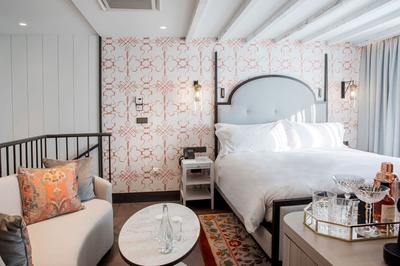 1 King Bed Classic City View