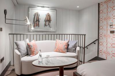 1 King Bed Classic City View