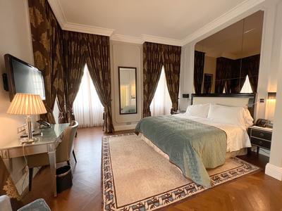 1 King Bed Premium