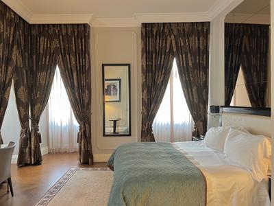 1 King Bed Premium