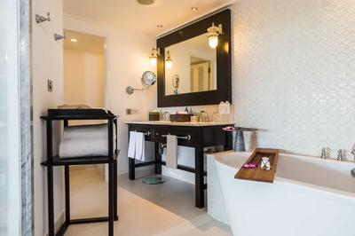 1 King Bed Club Ocean View Room