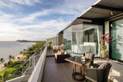 1 King Bed Club Panoramic Ocean Suite