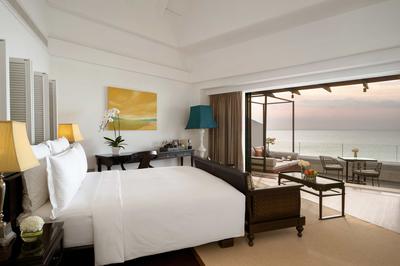 1 King Bed Club Ocean View Room