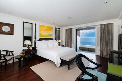 1 King Bed Club Panoramic Ocean Suite