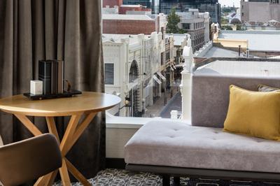 1 King Bed Classic City View