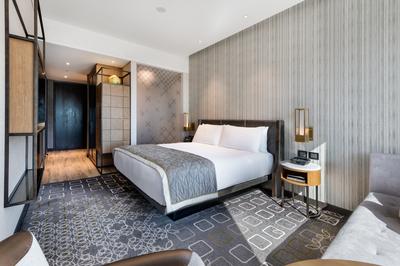 1 King Bed Classic City View