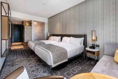 2 Double Beds Classic City View