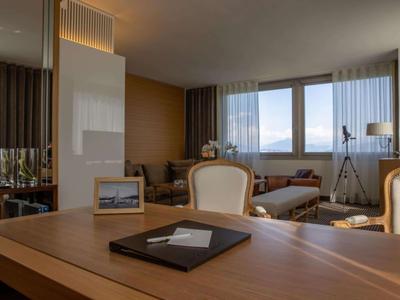 Panoramic Lake View Suite
