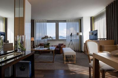 Panoramic Lake View Suite