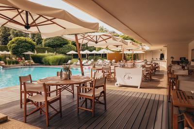 Swimming pool restaurant