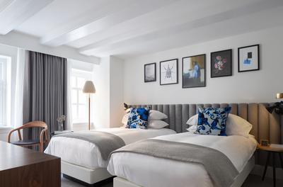1 King 2 Twin Beds Little House
