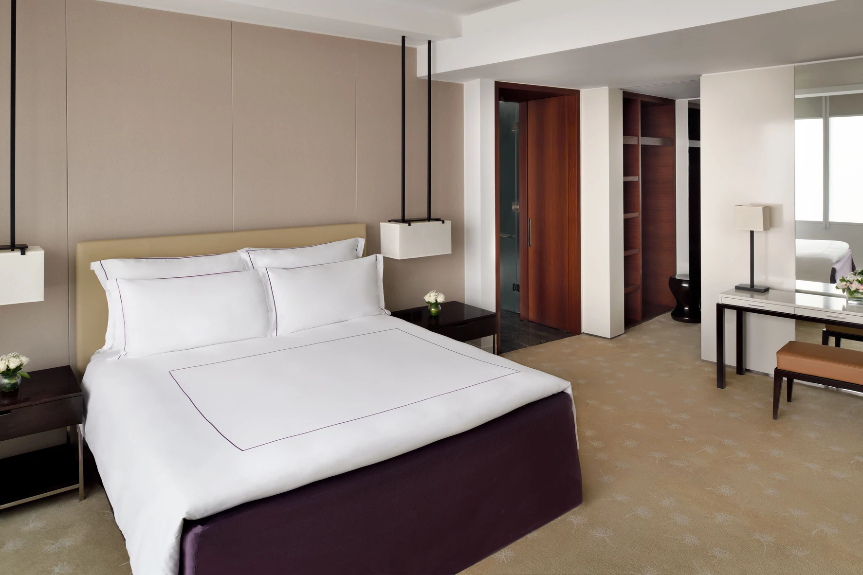 1 King Bed Suite Club Access