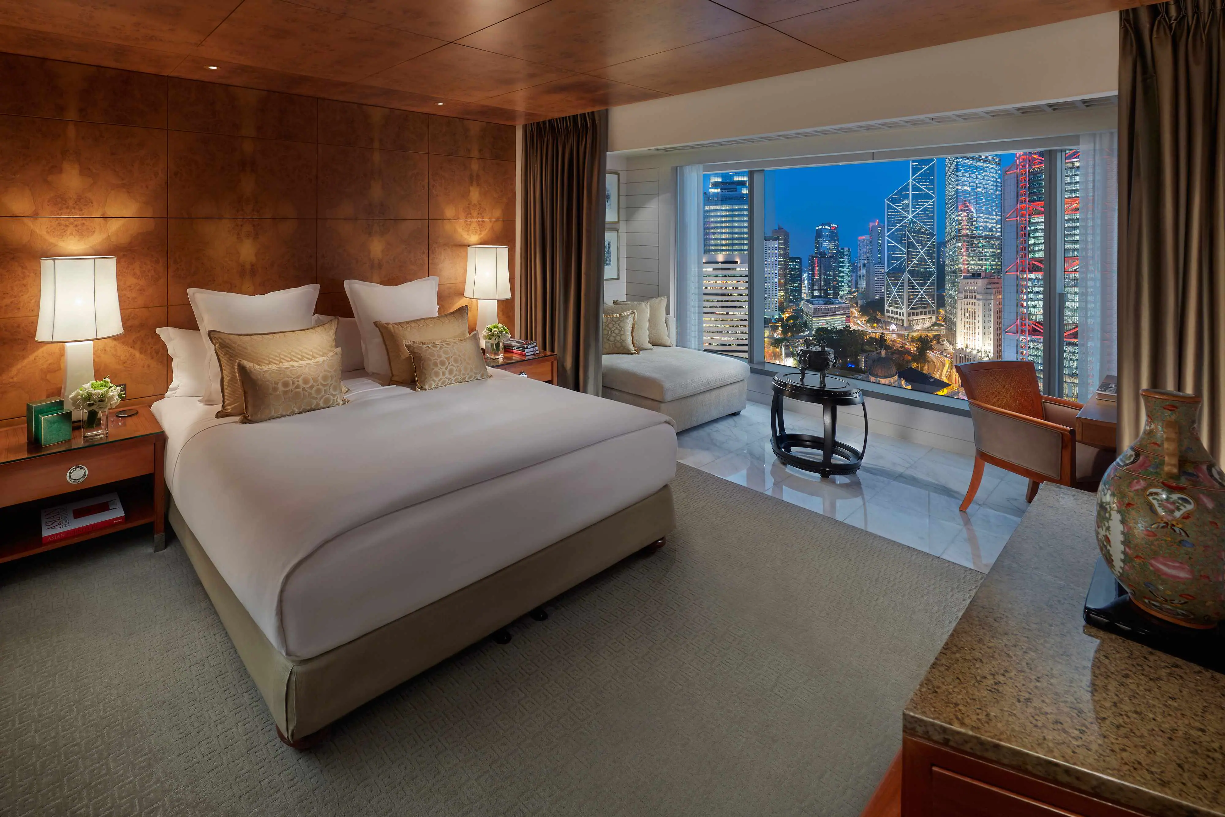 Club Statue Square View Room
