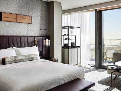 Fairmont Quasar Suite