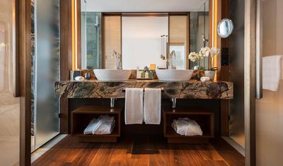 Lake View Spa Suite